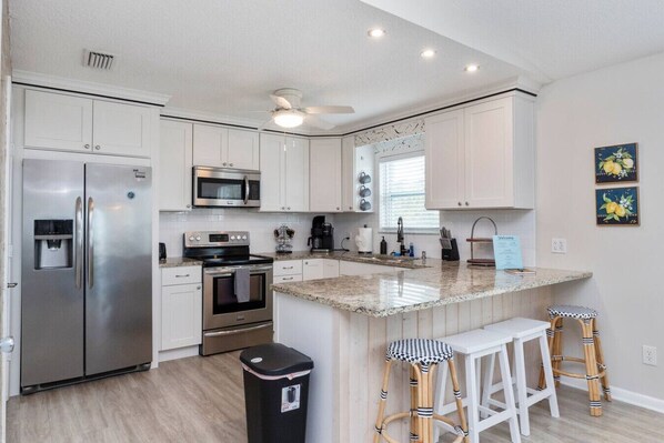 Refrigerador, microondas, horno y parrilla de estufa 