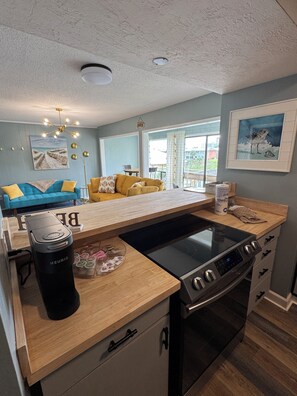 Een koelkast, een microgolfoven, een oven, een vaatwasser