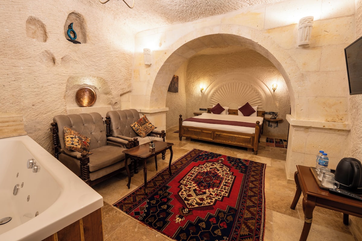 Chambre Double Supérieure, 1 très grand lit, bain à remous, vue cour intérieure