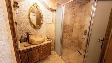 Comfort Suite | Bathroom | Separate bathtub and shower, free toiletries, hair dryer, slippers