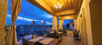 Library Cave Hotel