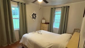 3 bedrooms, iron/ironing board, WiFi, bed sheets