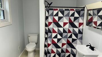 Douche, sĂšche-cheveux, serviettes fournies, savon