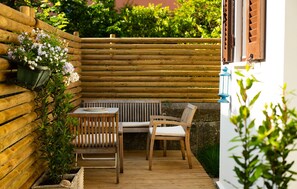 Outdoor dining - Water's Edge Cabin: Free Kayaks (Azzano)