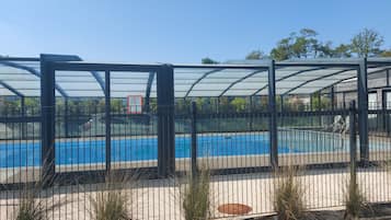 Een binnenzwembad en een verwarmd zwembad