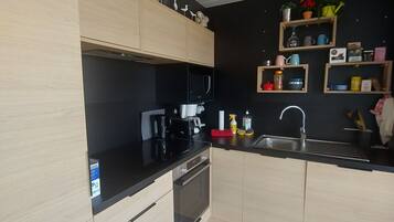 Een koelkast, een microgolfoven, een oven, een kookplaat