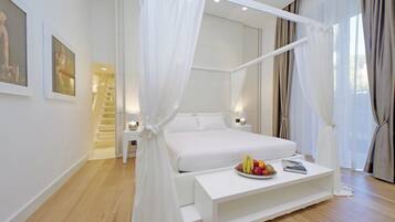 Suíte executiva, sacada | Frigobar (abastecido com itens grátis), cofres nos quartos