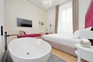 Deluxe suite, uitzicht op de stad | Een gratis minibar, een kluis op de kamer, individueel gemeubileerd
