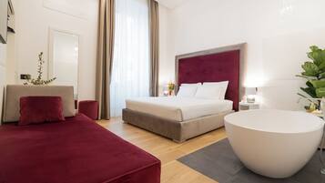 Suíte luxo, vista para a cidade | Frigobar (abastecido com itens grátis), cofres nos quartos