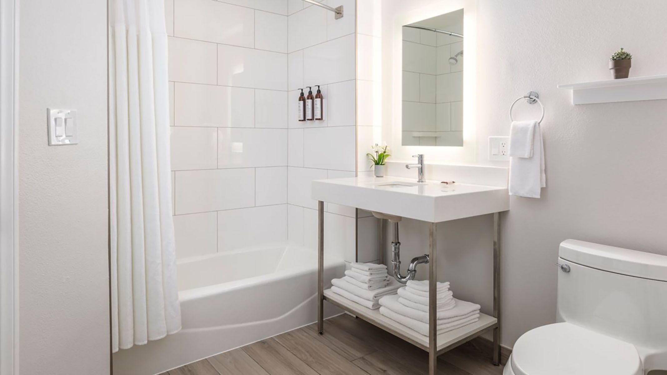 Une salle de bain moderne équipée d’une douche, de toilettes et d’un lavabo.