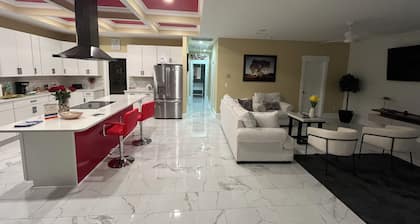Nueva y Elegante Casa a 1 Milla del Dowtown y 6 Millas de las Playas OBX
