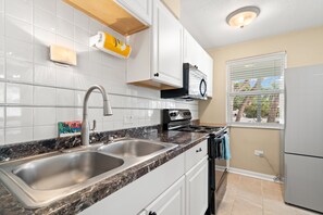 Kylskåp, mikrovågsugn, ugn och spishäll