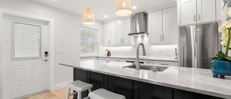 Kylskåp, mikrovågsugn, ugn och spishäll