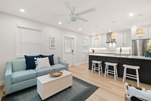 Een televisie en boeken