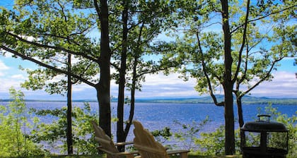 Sunbeam Cottage - charming 2-bed lakefront house minutes from Big Bay