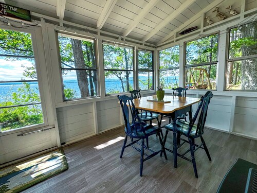 Sunbeam Cottage - charming 2-bed lakefront house minutes from Big Bay