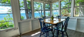 Sunbeam Cottage - charming 2-bed lakefront house minutes from Big Bay