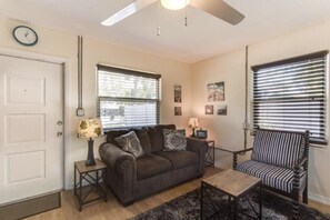 TV, books, music library, video library - Discover the Charm of St Pete Beach #3 (St Pete Beach)