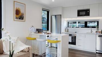 Kjøleskap, mikrobølgeovn, ovn og kokeplater