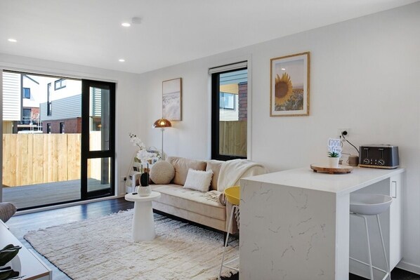 Een televisie en een stereo