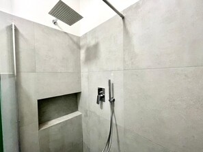 Regadera, secadora de cabello, bidet, toallas