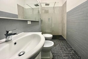 Dusj, hårføner, bidé og håndklær