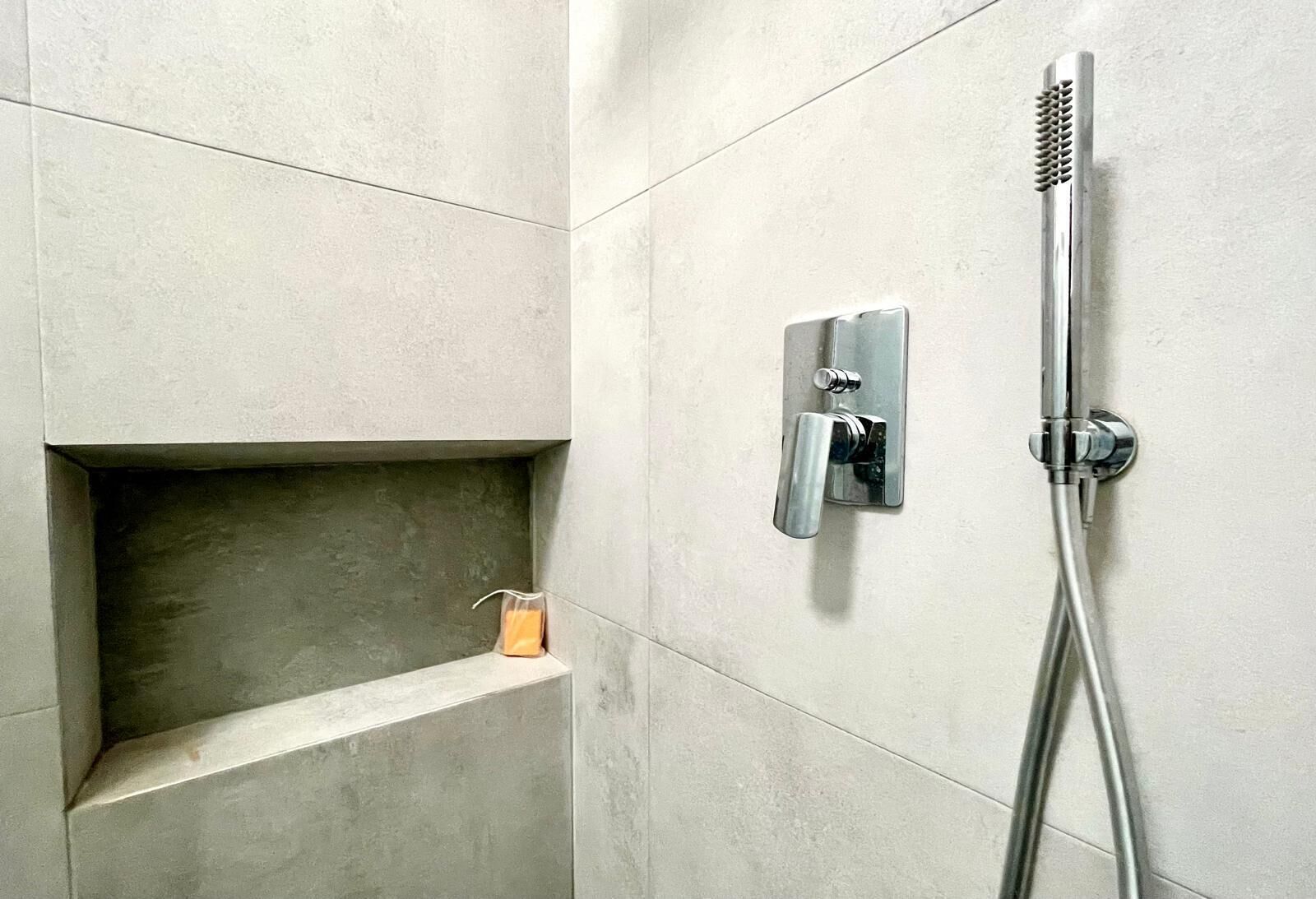 Dusche, Haartrockner, Bidet, Handtücher