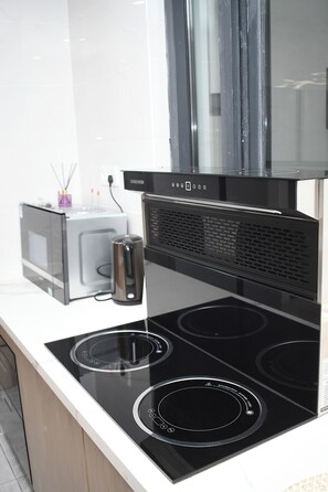 Apartemen | Dapur pribadi | Lemari es, microwave, oven, dan kompor