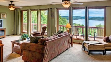 Smart-tv, videospil, dvd-afspiller, bordtennisbord