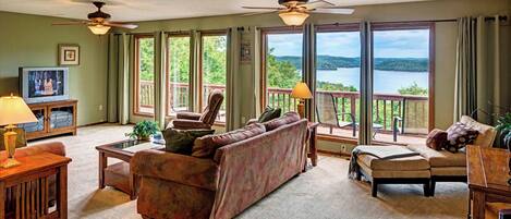 Smart-tv, videospil, dvd-afspiller, bordtennisbord