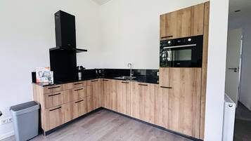 Een koelkast, een microgolfoven, een oven, een vaatwasser