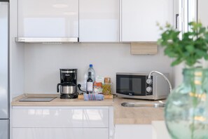 Kühlschrank, Mikrowelle, Wasserkocher mit Kaffee-/Teezubehör