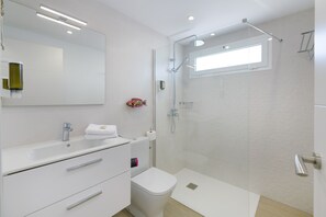 Douche, sèche-cheveux, serviettes fournies