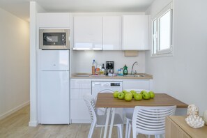 Fridge, microwave, oven, coffee/tea maker