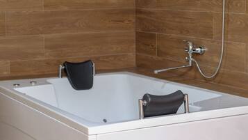 Regadera, secadora de cabello, toallas