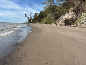 On the beach - Liberty Lodge at Water’s Edge by Liberty with Golf Simulator (Municipality Of Chatham-Kent)