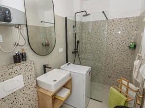 Shower, hair dryer, towels