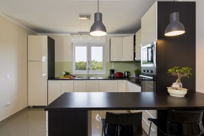 Køleskab, mikrobølgeovn, ovn, kogeplade