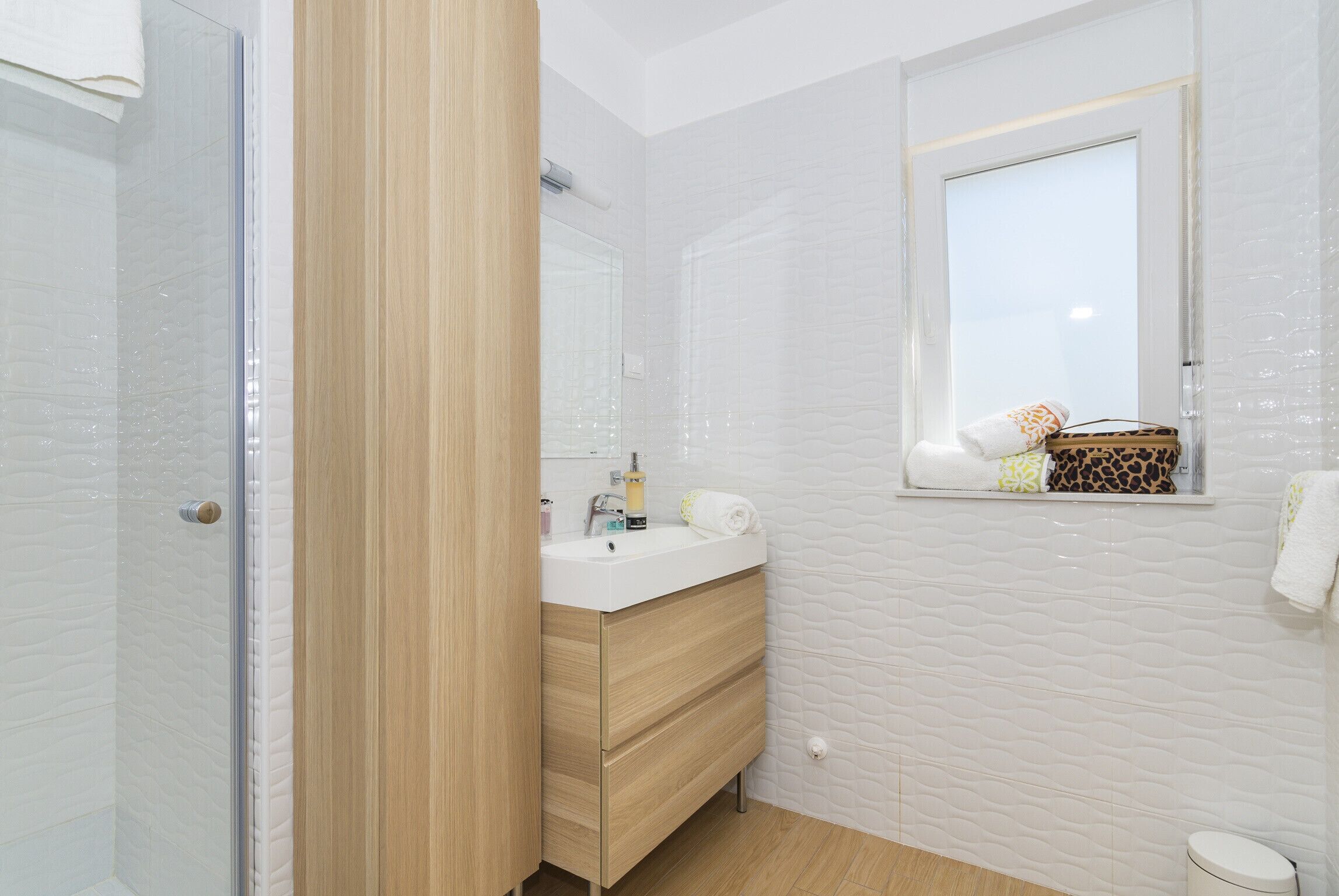 Een douche, een haardroger, handdoeken, zeep