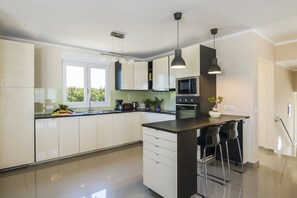 Køleskab, mikrobølgeovn, ovn, kogeplade