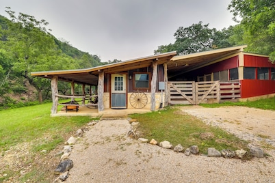 Rural & Horse-Friendly Cabin ~ 24 Mi to Bandera!