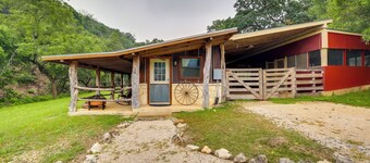 Rural & Horse-Friendly Cabin ~ 24 Mi to Bandera!