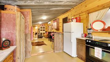 Kühlschrank, Mikrowelle, Herdplatte, Wasserkocher mit Kaffee-/Teezubehör