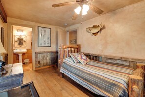 7 bedrooms, desk, WiFi, bed sheets