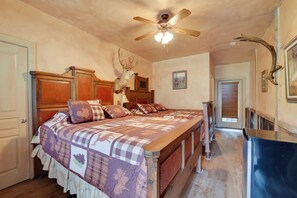 7 bedrooms, desk, WiFi, bed sheets - Rural Texas Villa w/ Hot Tub - Horses Welcome! (Tarpley)
