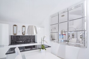 Fridge, oven, stovetop, coffee/tea maker