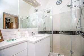 Regadera, toallas, jabón, shampoo