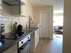 Apartment | Private kitchen | Fridge, microwave, oven, stovetop - Apartment Sleeps 4, Free Parking, Pets Welcome (Luton)