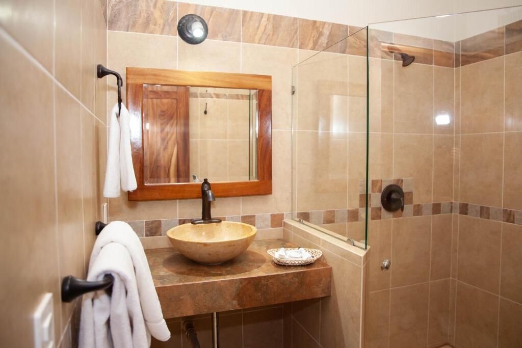 Regadera, toallas, jabón, shampoo 