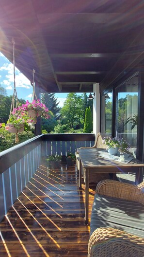Outdoor dining - Comfortable vacation villa for 7 people with fireplace and large garden by the river  (Bad Berleburg)
